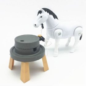 Szaladó lovacska hangokkal, fehér