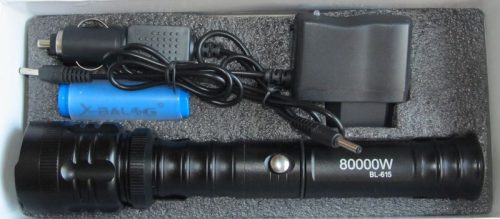 Teleszkópos, mágneses talpú kézilámpa