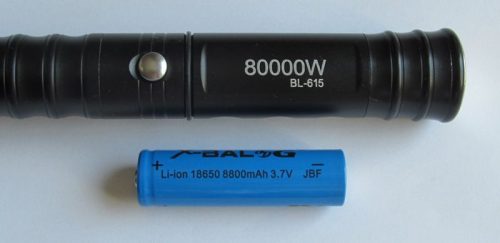 Teleszkópos, mágneses talpú kézilámpa